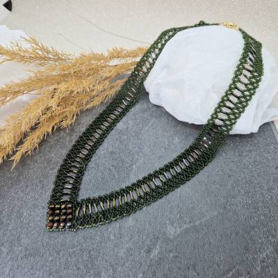 „Moosgrünes Waldflüstern“ – V-förmige Halskette, wie ein Spaziergang im alten Forst