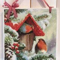 Holzbild, Rotkehlchen im verschneiten Vogelhaus, Shabby Bild 1