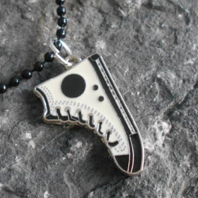 Turnschuh Anhänger Kette – 80er Retro Vintage Schmuck, versilbert oder 925 Silber, beidseitig, verschiedene Ketten