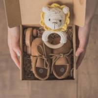 BABY / TAUFE / GEBURT Geschenkbox Häkel Baby-Rassel mit Greifring aus Holz Baby Schuhe persönlich Hello World Spucktuch Bild 4