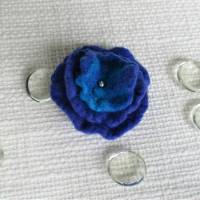 Filzbrosche Filzblume blau türkis bestickt mit Rocaillesperlen Bild 1