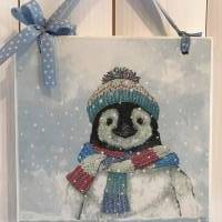 Holzbild, Pinguin mit Wollmütze und Schal im Schnee, Shabby Bild 1