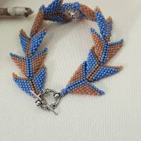 Handgefertigtes Armband aus blauen und bernsteinfarbenen Glasperlen Bild 3