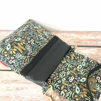 Set Umhängetasche und mini Portemonnaie schwarz mit Blumen, Goldakzenten und Lederimitat Bild 4