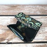 Set Umhängetasche und mini Portemonnaie schwarz mit Blumen, Goldakzenten und Lederimitat Bild 6