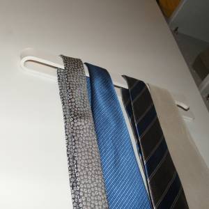 Textil-Wandhalter / Wanddiener für Krawatten, Tücher und Schals Bild 1