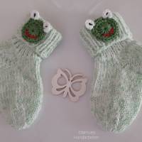 Gestrickte warme Baby Socken, Farbe grün-weiss meliert mit Froschapplikation Bild 1