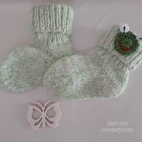 Gestrickte warme Baby Socken, Farbe grün-weiss meliert mit Froschapplikation Bild 2