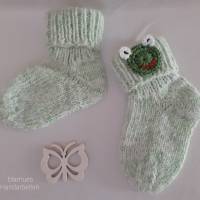 Gestrickte warme Baby Socken, Farbe grün-weiss meliert mit Froschapplikation Bild 3