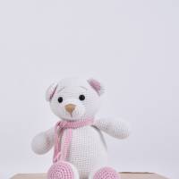 Handgefertigte gehäkelte Teddy Bär "Leonie" aus Baumwolle, weiß mit rosa Schleife, Kuscheltier, Geschenk für Kin Bild 1