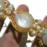 Armband weiß schimmernd mit Coin Perlen 14 Millimeter handgemacht wirework goldfarben boho Bild 3