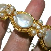 Armband weiß schimmernd mit Coin Perlen 14 Millimeter handgemacht wirework goldfarben boho Bild 4