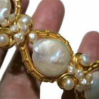 Armband weiß schimmernd mit Coin Perlen 14 Millimeter handgemacht wirework goldfarben boho Bild 5