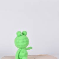 Handgefertigte gehäkelte Puppe Frosch "Charlie" aus Baumwolle Amigurumi Frosch, Kuscheltier, Geschenk zu Ostern Bild 3
