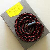 Lange Häkelkette rot trifft schwarz, Länge 77 cm, 3D Halskette aus Perlen gehäkelt, Perlenkette, Häkelschmuck, Rocailles Bild 1