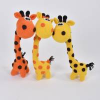 Handgefertigte gehäkelte Puppe Giraffen "Gerda Lotte Frida" aus Baumwolle, Savanen Kuscheltier, Geschenk für Kin Bild 1