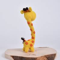 Handgefertigte gehäkelte Puppe Giraffen "Gerda Lotte Frida" aus Baumwolle, Savanen Kuscheltier, Geschenk für Kin Bild 4