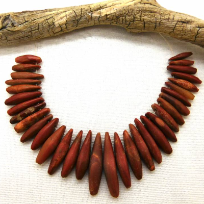 33 lange antike Stein-Anhänger aus der Sahara - roter Jaspis -  seltene Steine aus Mali - Tropfen Zähne