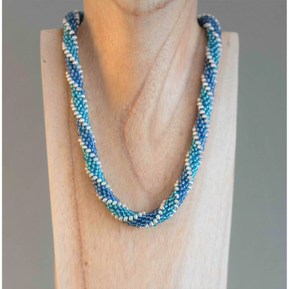 Häkelkette blau silber, Länge 46 cm, elegante Halskette aus kleinen Perlen gehäkelt,  Magnetverschluss, Häkelschmuck Bild 1