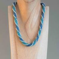Häkelkette blau silber, Länge 46 cm, elegante Halskette aus kleinen Perlen gehäkelt,  Magnetverschluss, Häkelschmuck Bild 1