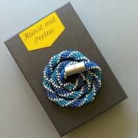 Häkelkette blau silber, Länge 46 cm, elegante Halskette aus kleinen Perlen gehäkelt,  Magnetverschluss, Häkelschmuck Bild 2