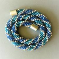 Häkelkette blau silber, Länge 46 cm, elegante Halskette aus kleinen Perlen gehäkelt,  Magnetverschluss, Häkelschmuck Bild 4