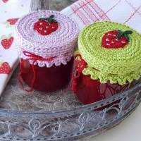 Deckelhaube, Deckelbezug, Glashaube, apfelgrün flieder rot, Erdbeeren, Marmeladendeckchen Bild 2