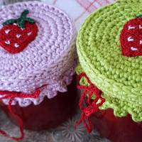 Deckelhaube, Deckelbezug, Glashaube, apfelgrün flieder rot, Erdbeeren, Marmeladendeckchen Bild 3