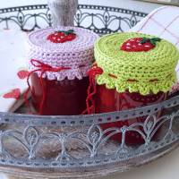 Deckelhaube, Deckelbezug, Glashaube, apfelgrün flieder rot, Erdbeeren, Marmeladendeckchen Bild 4