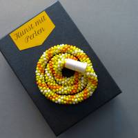 Häkelkette Spirale, weiß gelb orange, Länge 48 cm, Halskette, Rocailles gehäkelt, Magnetverschluß, Häkelschmuck Bild 1