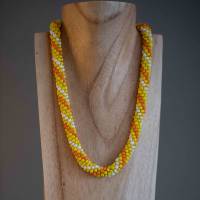 Häkelkette Spirale, weiß gelb orange, Länge 48 cm, Halskette, Rocailles gehäkelt, Magnetverschluß, Häkelschmuck Bild 2