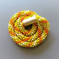 Häkelkette Spirale, weiß gelb orange, Länge 48 cm, Halskette, Rocailles gehäkelt, Magnetverschluß, Häkelschmuck Bild 3
