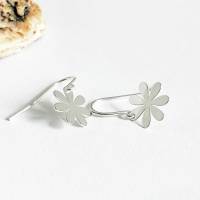 925 Sterling Silber Ohrringe mit Blume Plättchen, kleine Silberohrringe, leichte Ohrhänger Bild 2