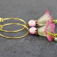 Blütenohrringe in grün mit rosa, Glockenblumen romantische Ohrhänger, Creolen Ohrringe mit Blüten, Geschenk für Frauen Bild 1
