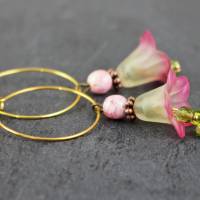 Blütenohrringe in grün mit rosa, Glockenblumen romantische Ohrhänger, Creolen Ohrringe mit Blüten, Geschenk für Frauen Bild 2