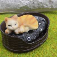 Miniatur Katzenkorb mit Katze zur Dekoration oder zum Basteln - Puppenhaus Bild 1