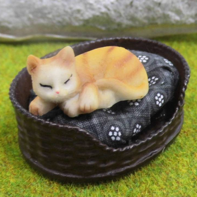 Miniatur Katzenkorb mit Katze zur Dekoration oder zum Basteln - Puppenhaus