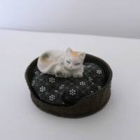 Miniatur Katzenkorb mit Katze zur Dekoration oder zum Basteln - Puppenhaus Bild 2