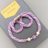 Häkelkette lila silber weiss, echte Steinperle, 54 cm, elegante Halskette aus Perlen, Perlencollier, Häkelschmuck Bild 1