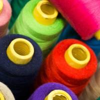 Hochwertiger Overlockgarn-2700 m Spule- 100 %Polyester-48 verschiedene Farben-Textile Center Bild 3