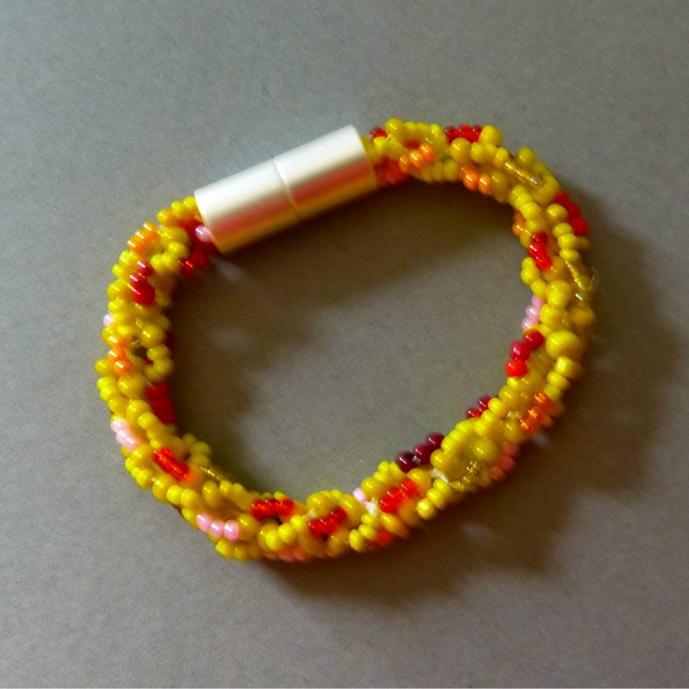 Glasperlenarmband gehäkelt gelb, Länge 16,5 cm, Armband aus kleinen Perlen gehäkelt, Magnetverschluss, Glasschmuck Bild 1