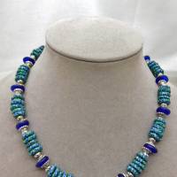 Halskette - afrikanische handgemachte Krobo-Glas-Rondelle - Recycled Beads - blau, grün, silber - 46 cm Bild 3