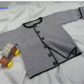 Babyjacke aus 100 % Wolle (Merino), handgestrickte Babystrickjacke grau grün