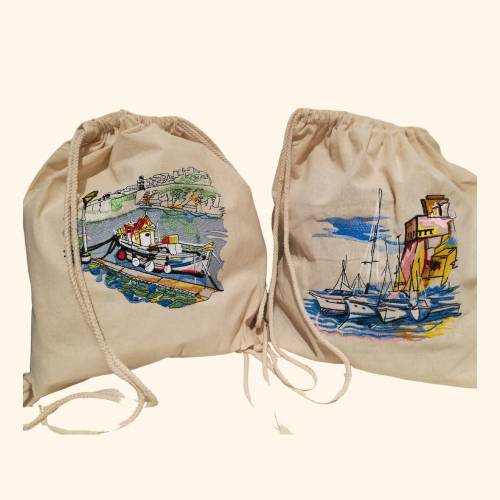 Baumwoll-Rucksack, bestickt mit einem dekorativen Motiv zum Thema -  Am Meer, Boote im Hafen, Urlaubsstickerei