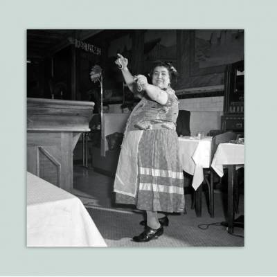 Marconi's Restaurant - Gypsy Woman I. 1942 Tanz  - Kunstdruck Poster ungerahmt - schwarz-weiss Fotografie -