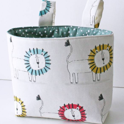 Lenkertasche, fröhliche Löwen Bettutensilo, Innenstoff grün,  Laufradtasche, Laufstallutensilo, Dreirad