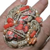 großer Ring Koralle an Jaspis 60 x 45 mm handgemacht in wirework silberfarben crazy Handschmuck Bild 5