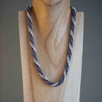 Häkelkette Spirale, Halskette weiß, violett, anthrazit, 51 cm, Perlen gehäkelt, Glasperlen, Rocailles, Magnetverschluß Bild 1