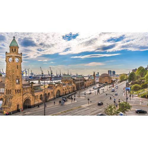 Hamburg Foto Datei - Ein klassisches Foto des alten Hamburger Elbtunnels mit den Hafenkränen im Hintergrund.