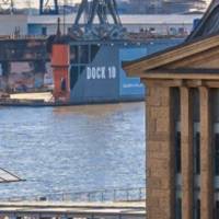 Hamburg Foto Datei - Ein klassisches Foto des alten Hamburger Elbtunnels mit den Hafenkränen im Hintergrund. Bild 2
